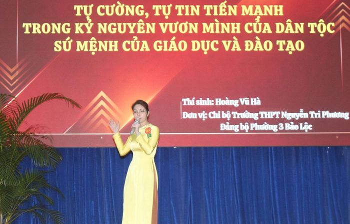 Phần thi của thí sinh Hoàng Vũ Hà, Chi bộ Trường THPT Nguyễn Tri Phương, Đảng bộ Phường 3 Bảo Lộc