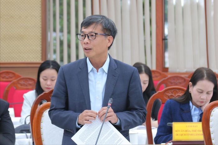 Đồng chí Ngô Kiểm, Tỉnh ủy viên, Chánh Thanh tra tỉnh Lâm Đồng góp ý tại hội nghị