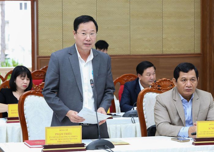 Đồng chí Phạm Triều, Ủy viên Ban Thường vụ Tỉnh ủy, Phó Chủ tịch Thường trực Ủy ban MTTQ Việt Nam tỉnh báo cáo tại hội nghị