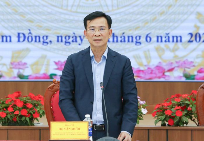 Đồng chí Hồ Văn Mười, Ủy viên Ban Chấp hành Trung ương Đảng, Phó Bí thư Tỉnh ủy, Chủ tịch UBND tỉnh Lâm Đồng phát biểu tại hội nghị