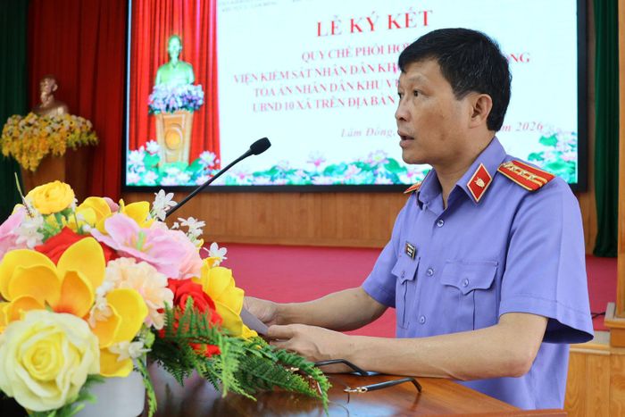 Đồng chí Hoàng Tuấn Lê Huy, Viện trưởng VKSND Khu vực 2 – Lâm Đồng phát biểu tại hội nghị