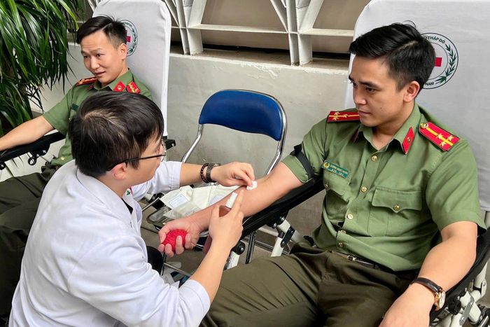 Chiến sĩ công an chia sẻ giọt hồng nhân ái