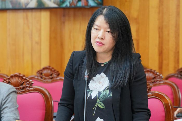 Bà Trần Thị Vũ Loan, Chủ tịch UBND phường Xuân Hương - Đà Lạt báo cáo tiến độ giải ngân của địa phương tại cuộc họp