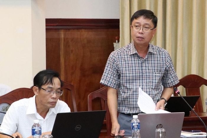 Lãnh đạo UBND xã Hàm Tân báo cáo tại cuộc họp