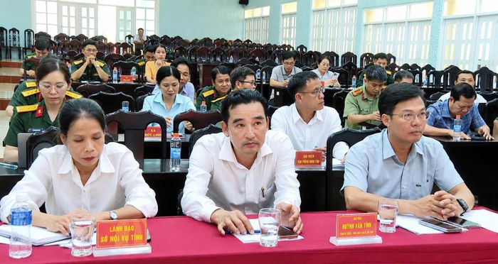 Đồng chí Đinh Văn Tuấn, Phó Chủ tịch UBND tỉnh, Trưởng Ban Chỉ đạo 515 tỉnh Lâm Đồng cùng các đại biểu tham dự tại hội nghị