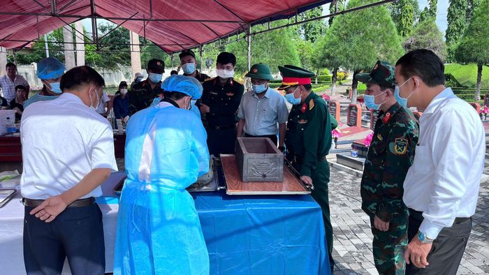 Phó Chủ tịch UBND tỉnh Đinh Văn Tuấn trực tiếp theo dõi, chỉ đạo công tác lấy mẫu hài cốt liệt sĩ