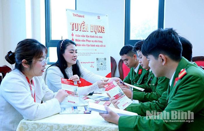 Đại diện doanh nghiệp trực tiếp tư vấn tuyển dụng, kết nối việc làm cho thanh niên xuất ngũ tại chương trình giới thiệu việc làm do Công an tỉnh phối hợp tổ chức.
