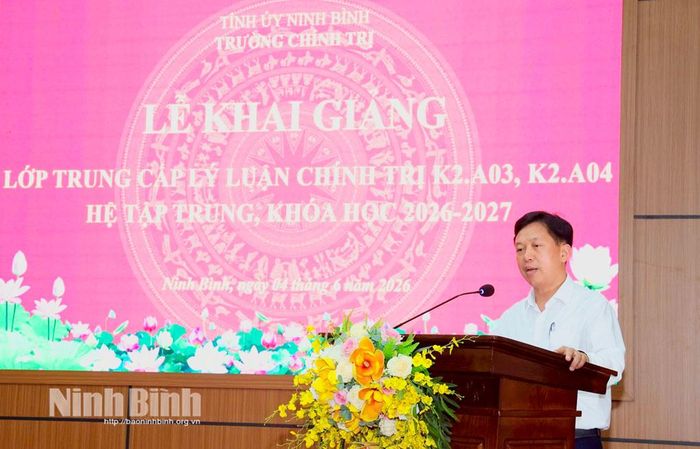 Lãnh đạo Trường Chính trị tỉnh phát biểu khai giảng lớp học.