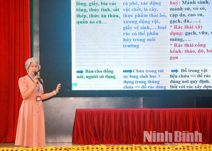 Cán bộ Chi cục Bảo vệ môi trường và biển, đảo tỉnh truyền đạt kiến thức về phân loại rác thải rắn tại buổi tập huấn.