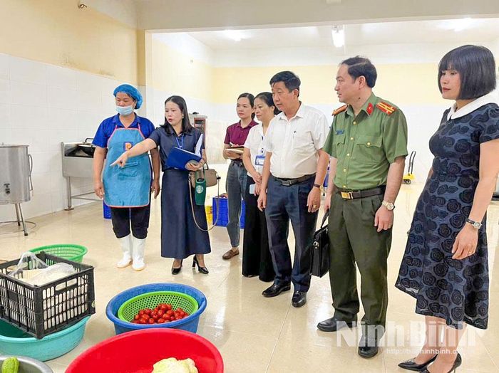Đoàn kiểm tra của Chi cục ATTP tỉnh kiểm tra nguồn nguyên liệu đầu vào tại một trường tiểu học trên địa bàn phường Nam Định.