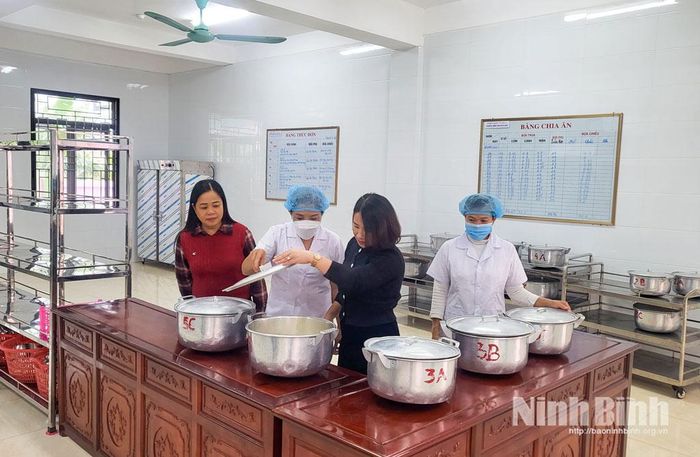 Bếp ăn bán trú của Trường Mầm non Bích Đào (phường Hoa Lư) được tổ chức theo quy trình một chiều.