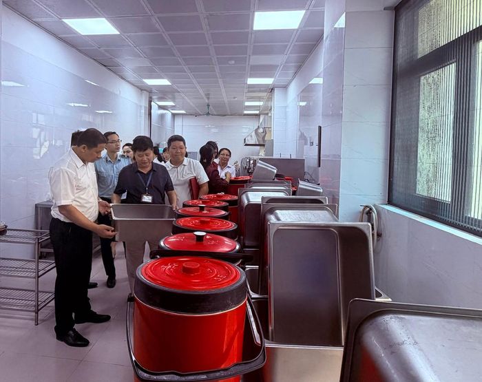 Đoàn kiểm tra liên ngành về ATTP tỉnh kiểm tra bếp ăn tập thể tại Trường Tiểu học Nam Thành (phường Hoa Lư).