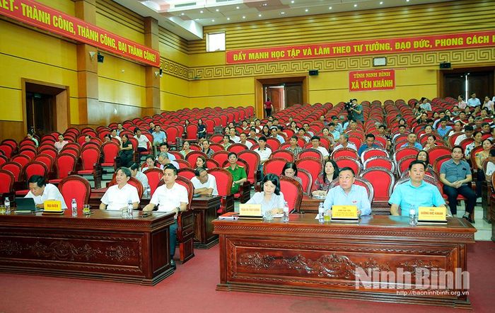 Các đại biểu dự hội nghị tiếp xúc cử tri.