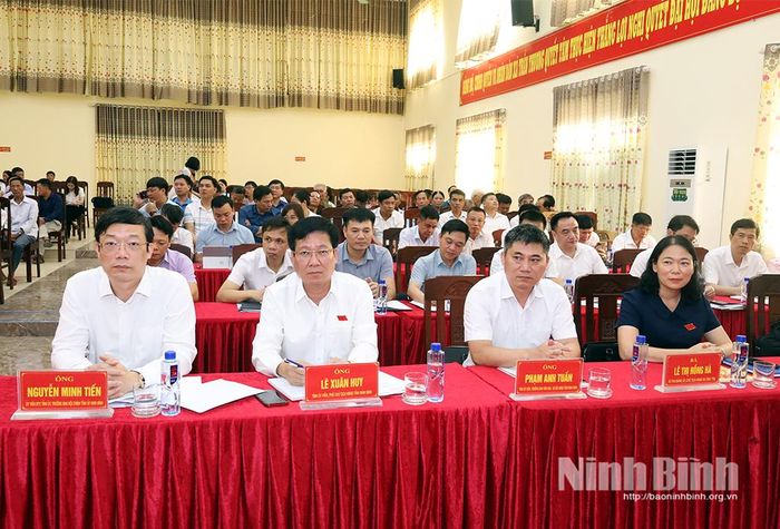 Đồng chí Nguyễn Minh Tiến, Ủy viên Ban Thường vụ Tỉnh ủy, Trưởng Ban Nội chính Tỉnh ủy và các đại biểu dự hội nghị tiếp xúc cử tri tại xã Trần Thương.