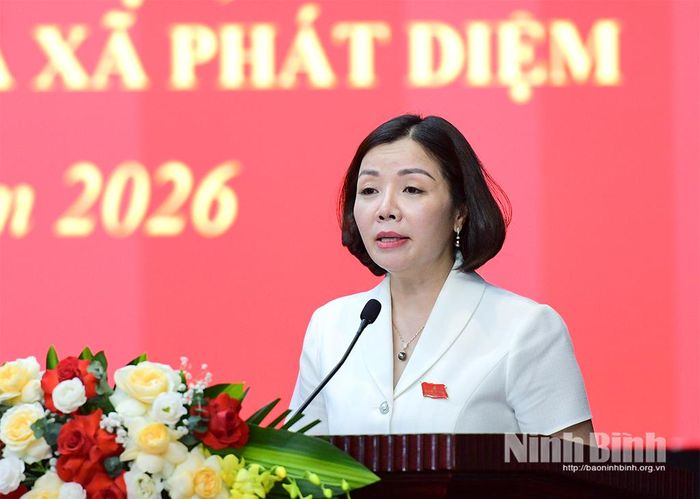 Đồng chí Đào Thị Hòa, Phó Chủ tịch Ủy ban MTTQ Việt Nam tỉnh, Chủ tịch Hội Liên hiệp Phụ nữ tỉnh phát biểu tại buổi tiếp xúc cử tri.
