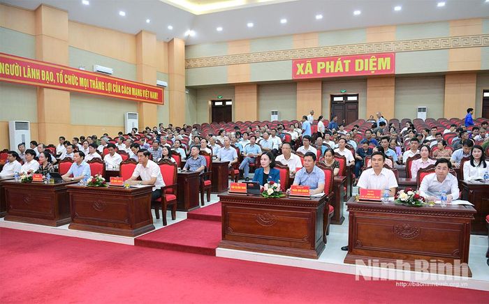 Các đại biểu dự hội nghị tiếp xúc cử tri.