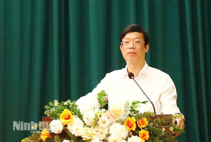Đồng chí Nguyễn Minh Tiến, Ủy viên Ban Thường vụ Tỉnh ủy, Trưởng Ban Nội chính Tỉnh ủy tiếp thu ý kiến, kiến nghị của cử tri.