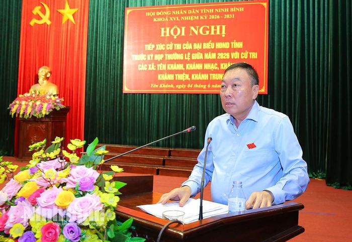 Đồng chí Đinh Văn Tiên, Ủy viên BTV Tỉnh ủy, Giám đốc Sở Nông nghiệp và Môi trường tiếp thu ý kiến, kiến nghị của cử tri.