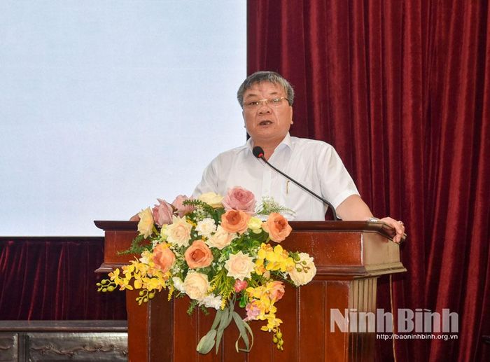 Lãnh đạo Phòng Phổ biến, giáo dục pháp luật (Sở Tư pháp) truyền đạt những nội dung cơ bản của Luật Hòa giải ở cơ sở.