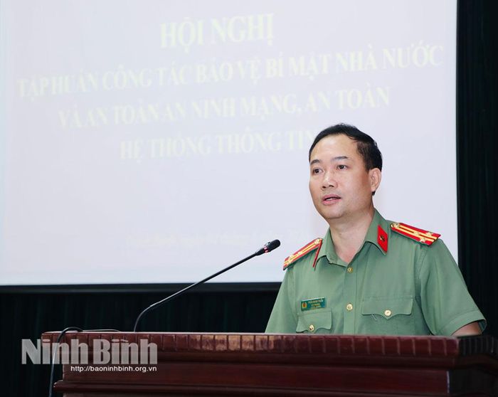Cán bộ Phòng chuyên môn Công an tỉnh tập huấn hướng dẫn về công tác bảo vệ bí mật nhà nước và an toàn an ninh mạng, an toàn hệ thống thông tin.