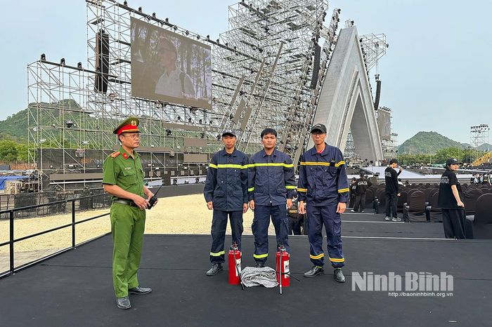 Đội chữa cháy và CNCH khu vực Gia Trấn đảm bảo an toàn PCCC và CNCH tại khu vực tổ chức Lễ hội Âm nhạc và sáng tạo Tràng An - Forestival tại Quảng trường Bình Minh.