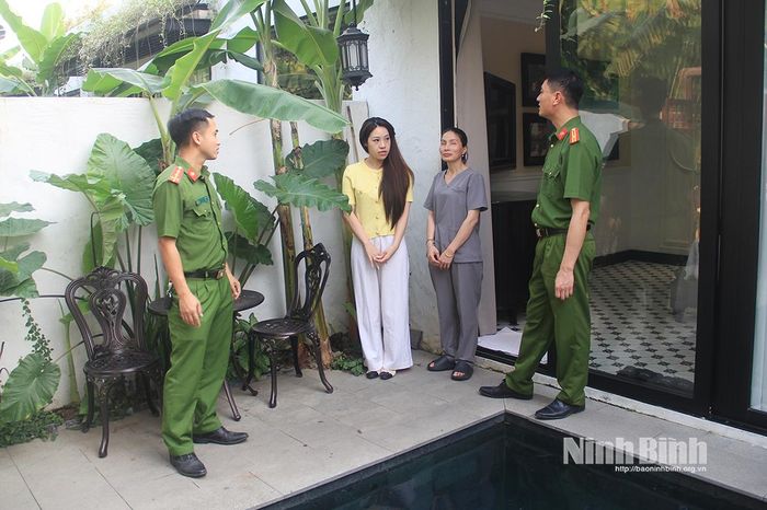 Cán bộ Đội chữa cháy và cứu nạn, cứu hộ khu vực Hoa Lư và cán bộ Công an phường Hoa Lư phối hợp tuyên truyền về PCCC cho các homestay trên địa bàn.