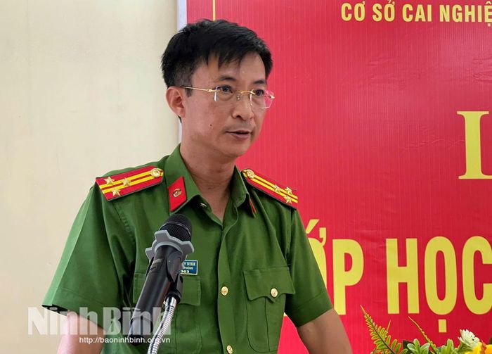 Thượng tá Nguyễn Duy Ninh, Phó Trưởng phòng Cảnh sát điều tra tội phạm về ma túy, Công an tỉnh Ninh Bình phát biểu tại lễ bế giảng.
