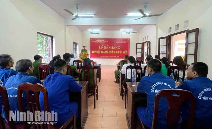 Các học viên tham dự lễ bễ giảng lớp xóa mù chữ.