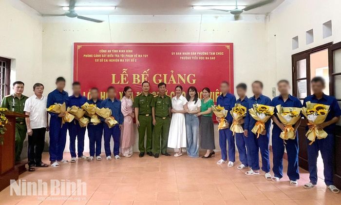 Lãnh đạo phòng Cảnh sát điều tra tội phạm về ma túy, Công an tỉnh Ninh Bình, Cơ sở Cai nghiện ma túy số 2, Trường Tiểu học Ba Sao tặng hoa chúc mừng các học viên hoàn thành chương trình lớp xóa mù chữ.