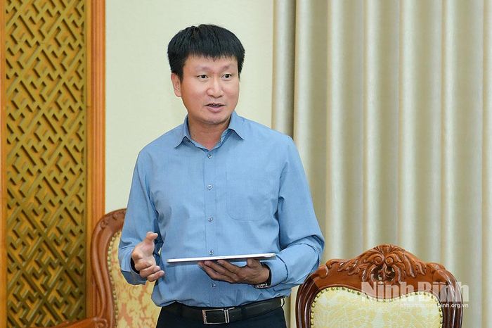 Đồng chí Trần Huy Tuấn, Ủy viên Trung ương Đảng, Bí thư Tỉnh ủy phát biểu tại buổi sinh hoạt.