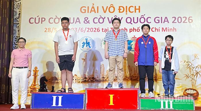 Kỳ thủ Phạm Công Minh trên bục nhận Huy chương Vàng cá nhân nam 20 tuổi nội dung Cờ nhanh.