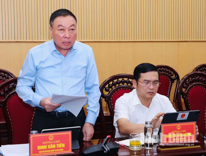 Đồng chí Đinh Văn Tiên, Ủy viên Ban Thường vụ Tỉnh ủy, Giám đốc Sở Nông nghiệp và Môi trường phát biểu tại hội nghị.
