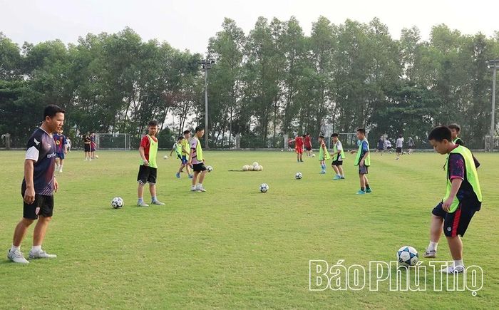 Huấn luyện viên Quách Trung Thành hướng dẫn các học viên các bài tập kỹ thuật cơ bản.