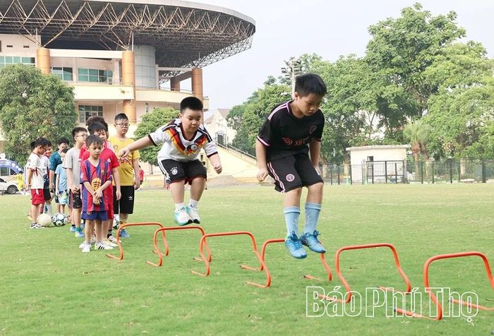 Các bài tập thể lực giúp các cầu thủ nhí có sức bật tốt, bền bỉ, dẻo dai.