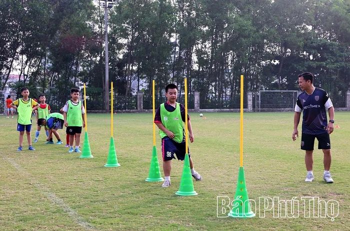 Học viên năng khiếu bóng đá được tập luyện theo giáo án đảm bảo khoa học, linh hoạt, giúp nhiều tài năng nhí thực hiện ước mơ trở thành cầu thủ chuyên nghiệp.