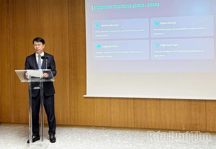 Đồng chí Phó Chủ tịch UBND tỉnh Nguyễn Khắc Hiếu giới thiệu tiềm năng, môi trường đầu tư và các chính sách ưu đãi của tỉnh Phú Thọ.