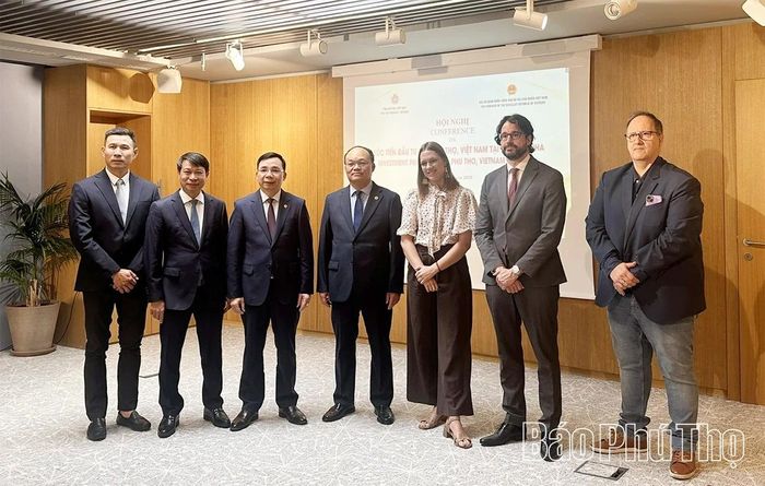 Các đồng chí lãnh đạo tỉnh cùng các doanh nghiệp, nhà đầu tư Tây Ban Nha bên lề hội nghị.