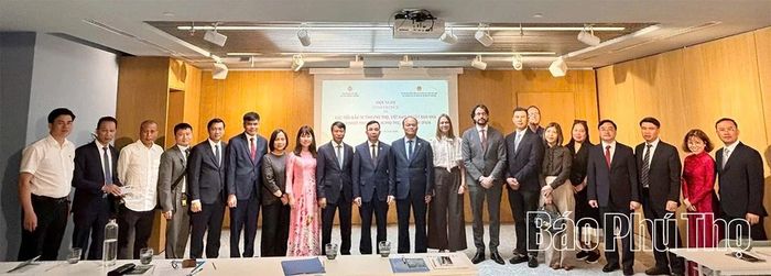 Lãnh đạo tỉnh Phú Thọ, Đại sứ quán Việt Nam tại Tây Ban Nha và các đại biểu chụp ảnh lưu niệm tại Hội nghị xúc tiến đầu tư tỉnh Phú Thọ ở Madrid.