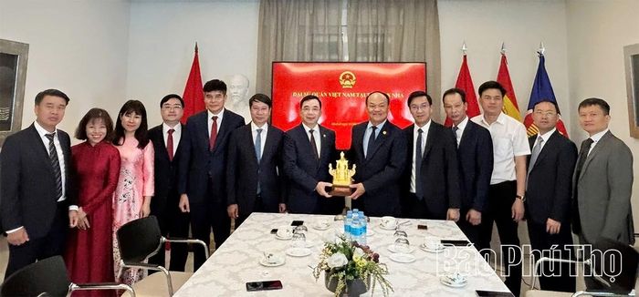 Đoàn đại biểu lãnh đạo tỉnh Phú Thọ và cán bộ, nhân viên Đại sứ quán Việt Nam tại Tây Ban Nha.