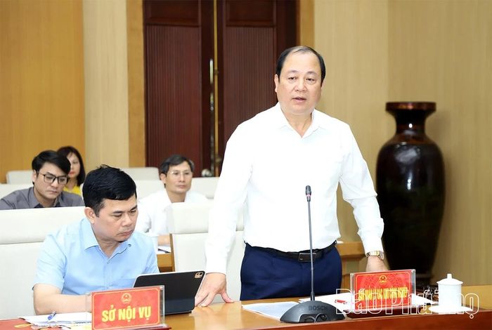 Giám đốc Ban Quản lý các KCN tỉnh Hoàng Long Biên báo cáo tại hội nghị.