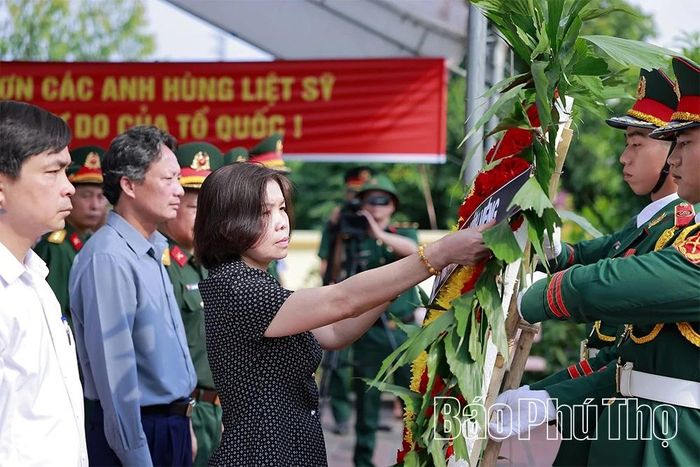 Đồng chí Phó Chủ tịch UBND tỉnh Phùng Thị Kim Nga và các đại biểu dâng hương, hoa tưởng niệm các Anh hùng liệt sĩ tại Nghĩa trang liệt sĩ xã Phù Ninh.