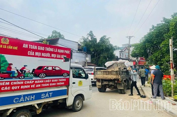 Tổ công tác của UBND xã hỗ trợ các gia đình tháo dỡ các công trình vi phạm trật tự xây dựng và trật tự công cộng.