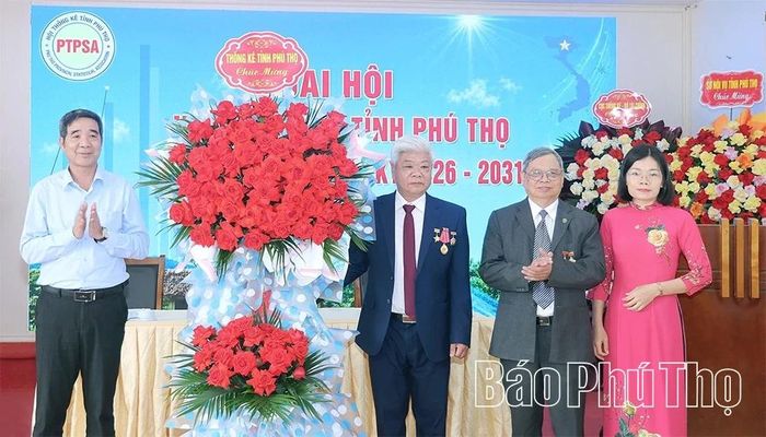 Lãnh đạo Thống kê tỉnh tặng hoa chúc mừng Đại hội.