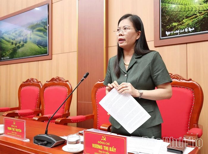 Lãnh đạo Sở Tài chính báo cáo một số nội dung tại hội nghị.
