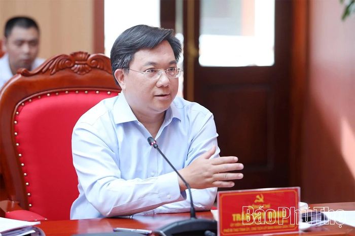 Đồng chí Chủ tịch UBND tỉnh Trần Duy Đông phát biểu tại hội nghị.