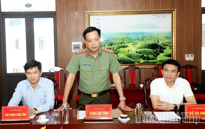 Đại diện lãnh đạo Công an tỉnh phát biểu ý kiến về công tác đảm bảo an ninh, an toàn cho kỳ thi.
