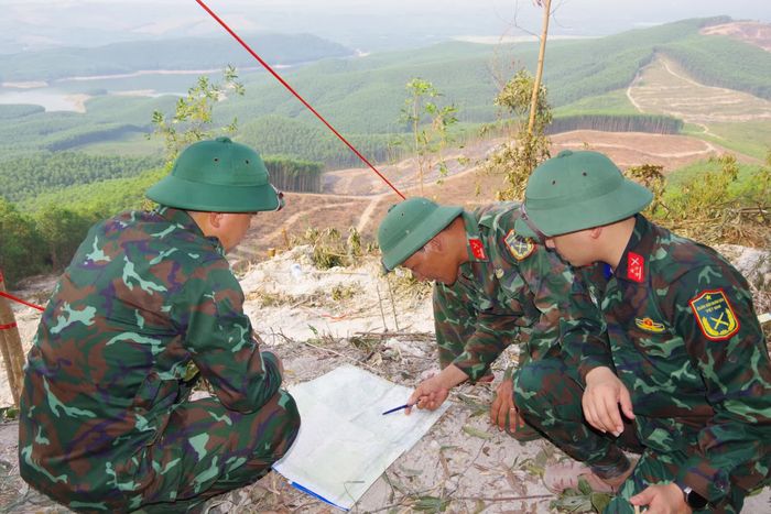 Lãnh đạo, chỉ huy Sư đoàn 968 kiểm tra việc xác định tọa độ tìm kiếm trên bản đồ - Ảnh: T.H
