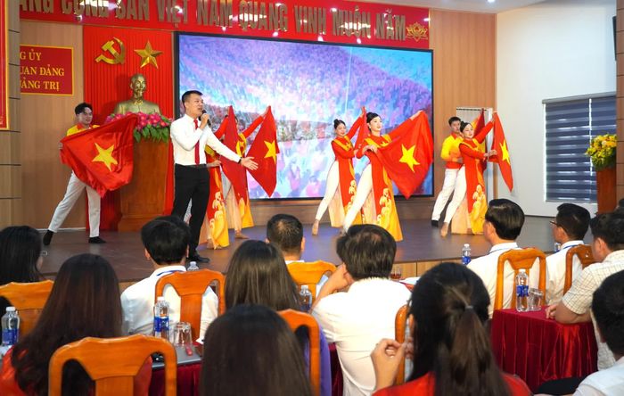 Tiết mục văn nghệ chào mừng hội thi - Ảnh: H.Tr