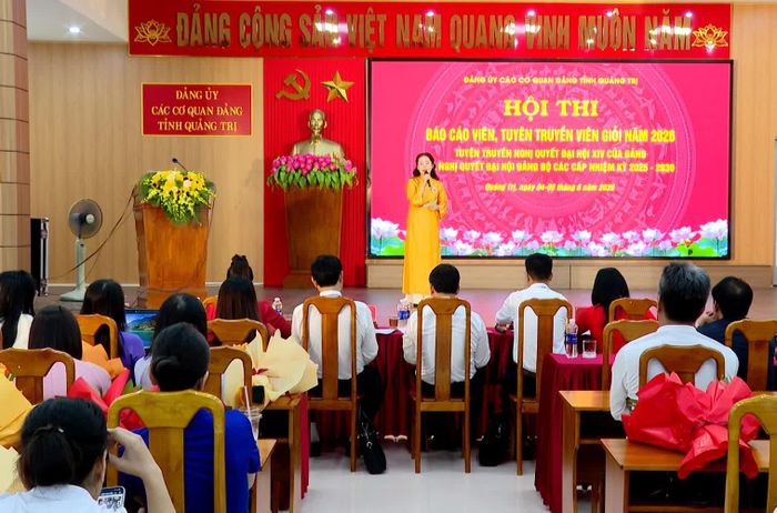 Thí sinh trả lời câu hỏi của Ban Giám khảo hội thi - Ảnh: H.Tr