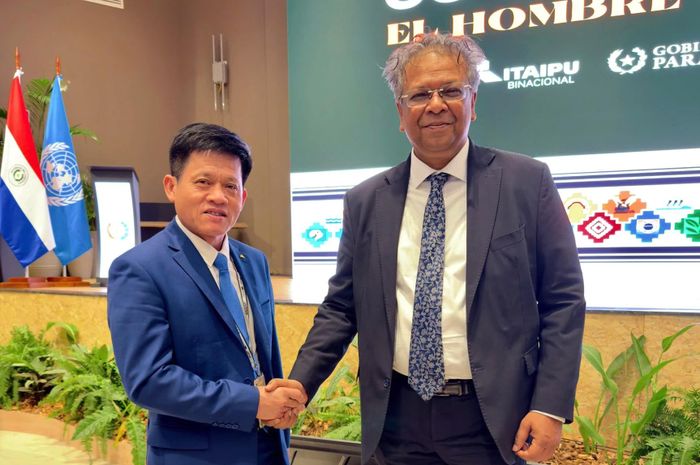 Đồng chí Lê Văn Bảo, Phó Chủ tịch UBND trao đổi cùng ông Khondker M.Talha, Chủ tịch Đại hội đồng UNESCO khóa 43 bên lề kỳ họp - Ảnh: T.Đ